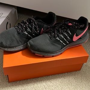 Nike Run Swift Tennis Shoes